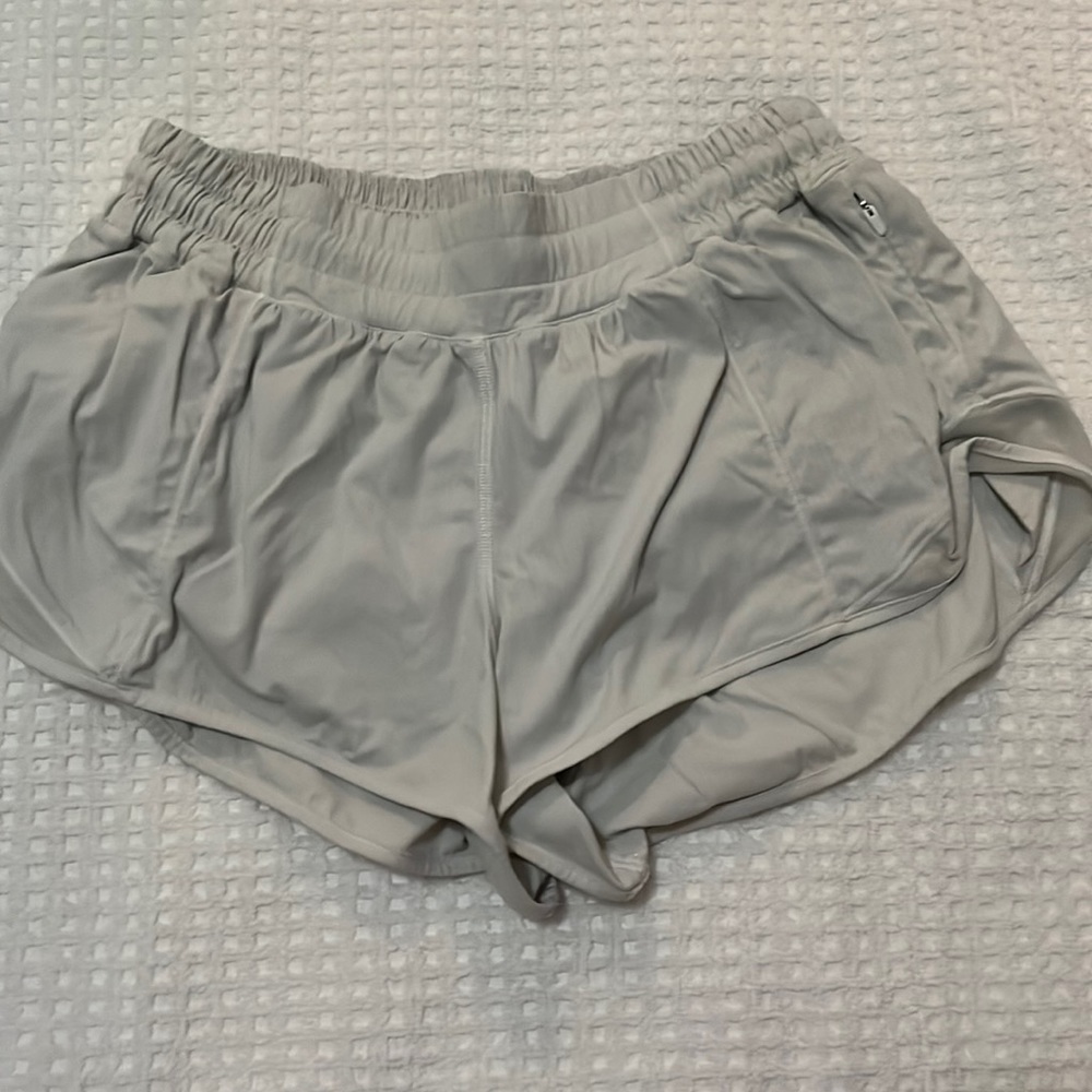 White Lululemon hotty hot 2.5”